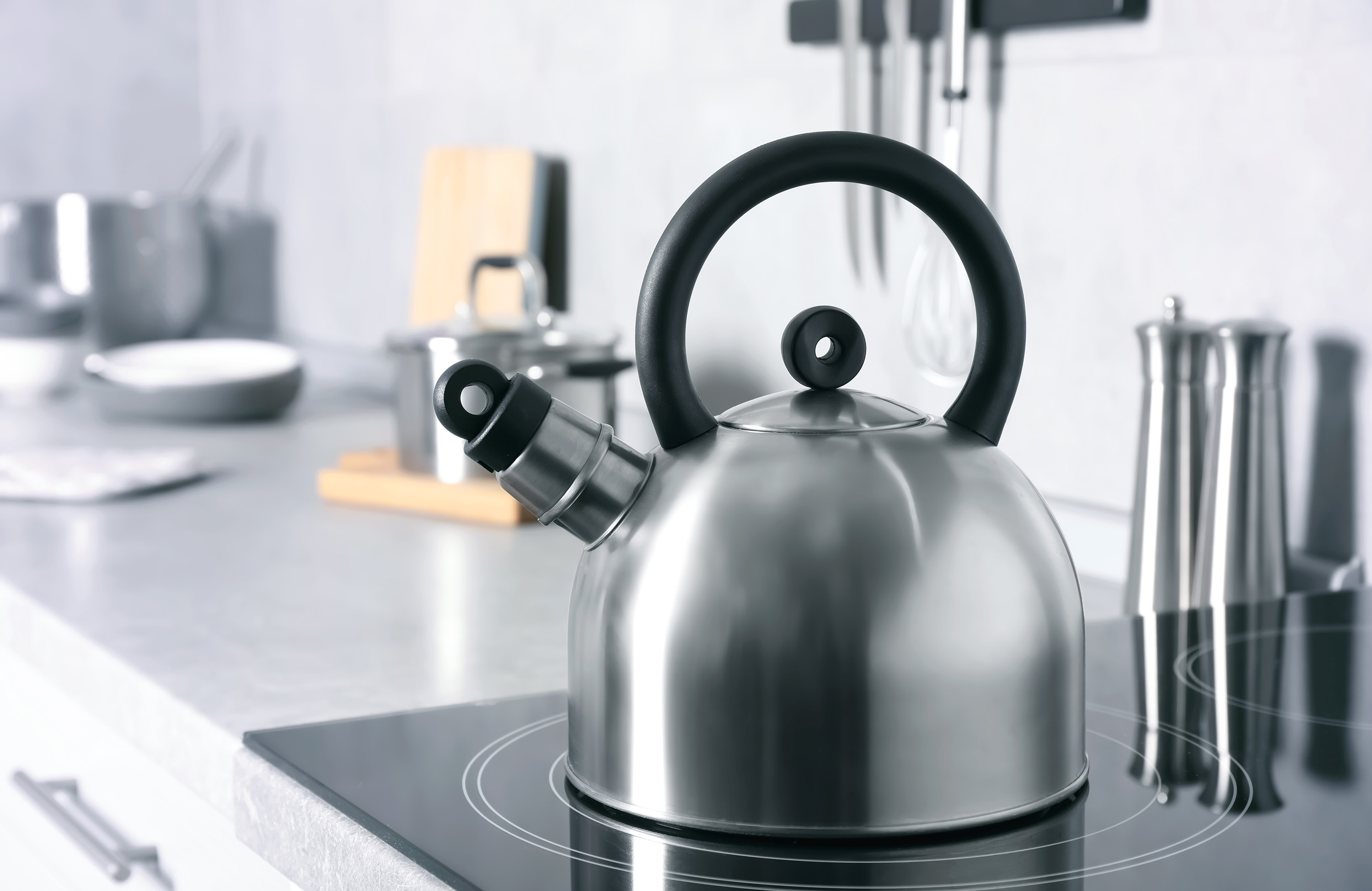 Superficies cepilladas brillantes o mates en la cocina