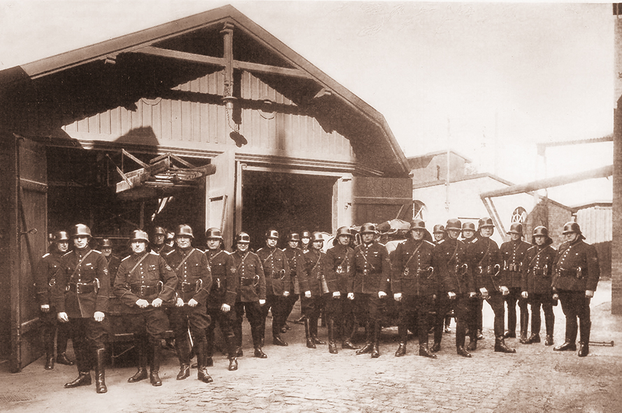 Foto de los miembros de la brigada de bomberos de la planta de VSM en 1920