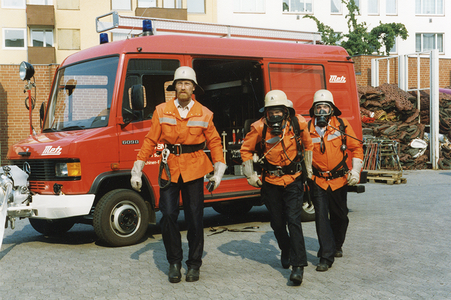 Foto tomada en 1990 de la brigada de bomberos de la planta de VSM con respiradores