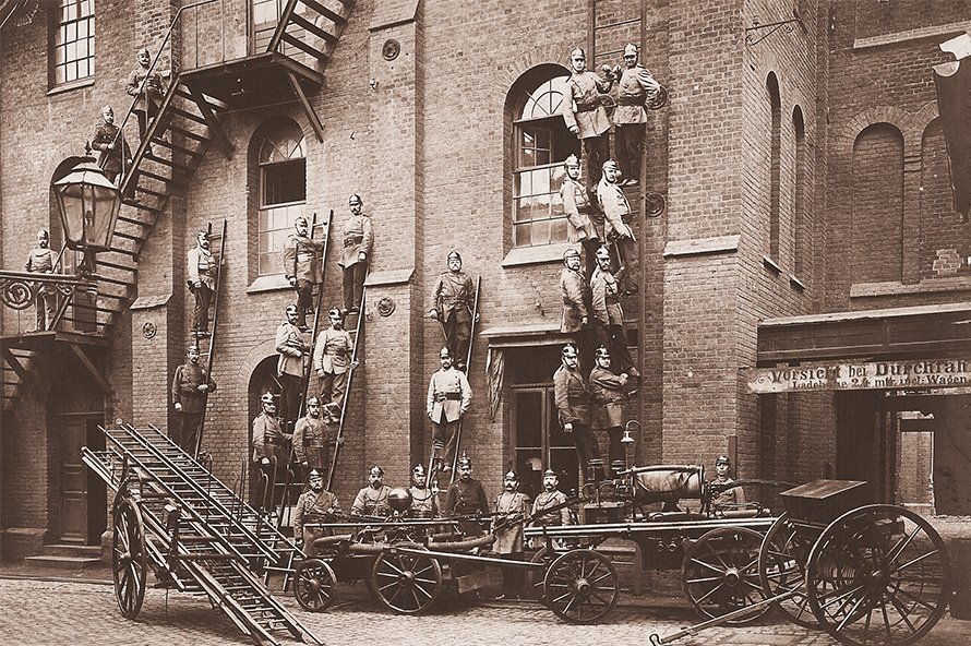 La brigada de bomberos de la planta de VSM durante un simulacro de incendio en 1905